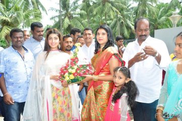 Pranitha At New Looks Hyper Market Opening In Ravulapalem